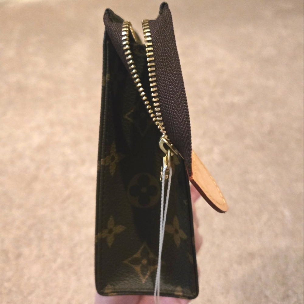 Louis Vuitton Toiletry Pouch 19 - Picture 4 of 6